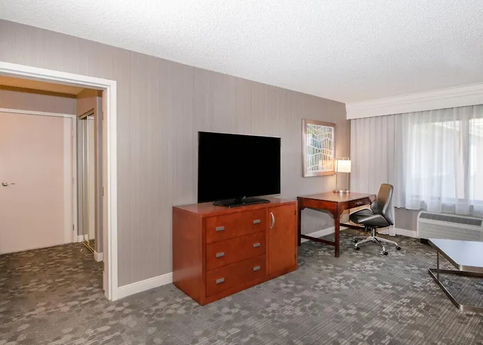 Courtyard By Marriott Oakland Airport