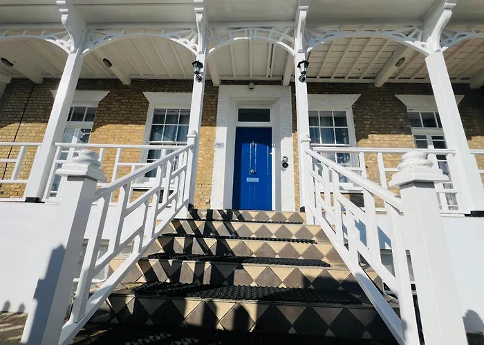 Flat 3 Marine Parade House, 1 East Cliff - Next To Dover Port, White Cliffs, Beach, Castle