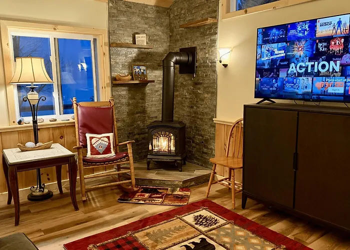 Lakefront Oak Cottage Hot Tub & Fire Pit