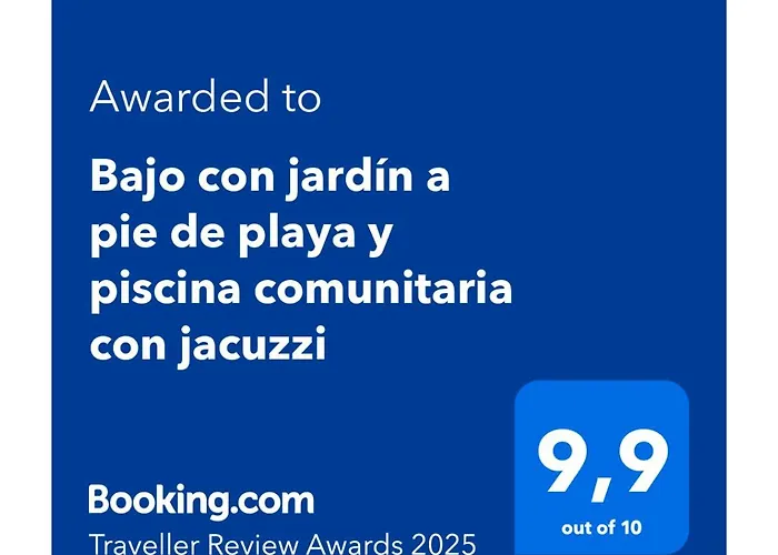 Bajo con jardín a pie de playa y piscina comunitaria con jacuzzi