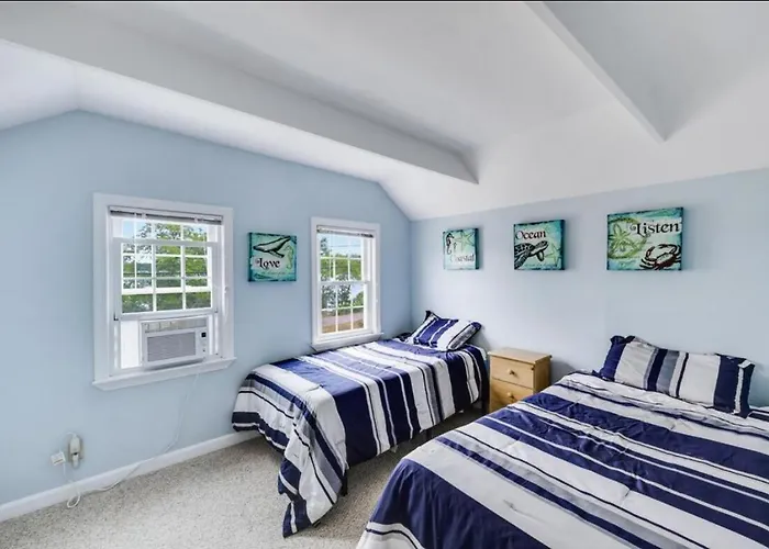 Family Lakeside Escape With Private Beach And Calm Waters