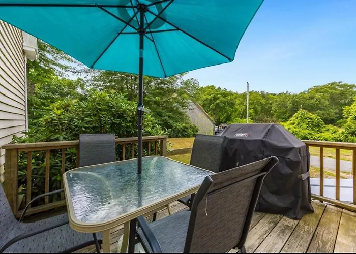 Family Lakeside Escape With Private Beach And Calm Waters