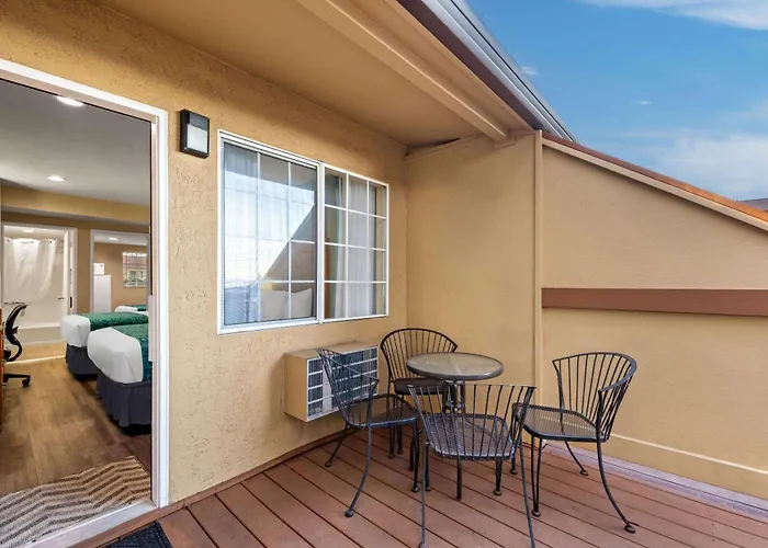 Howard Johnson By Wyndham Santa Cruz