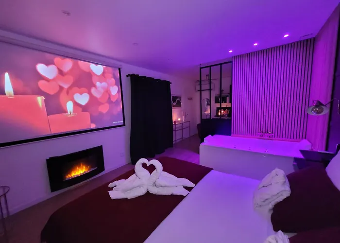 Nuit d'évasion love room avec baignoire balnéo et jardin avec spa