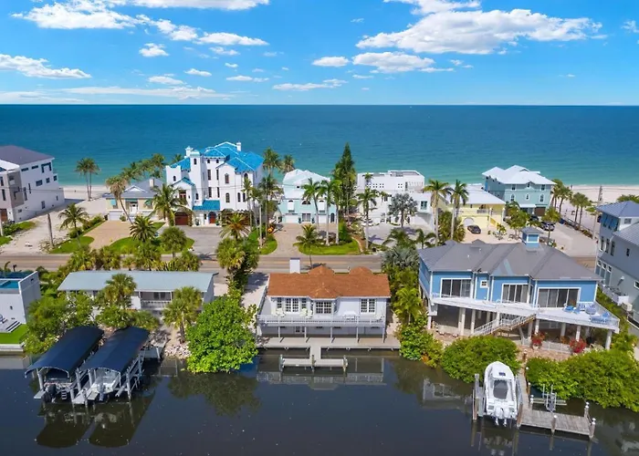 Beach Dayz, Walk To Beach, Restaurants, Boat Dock And More