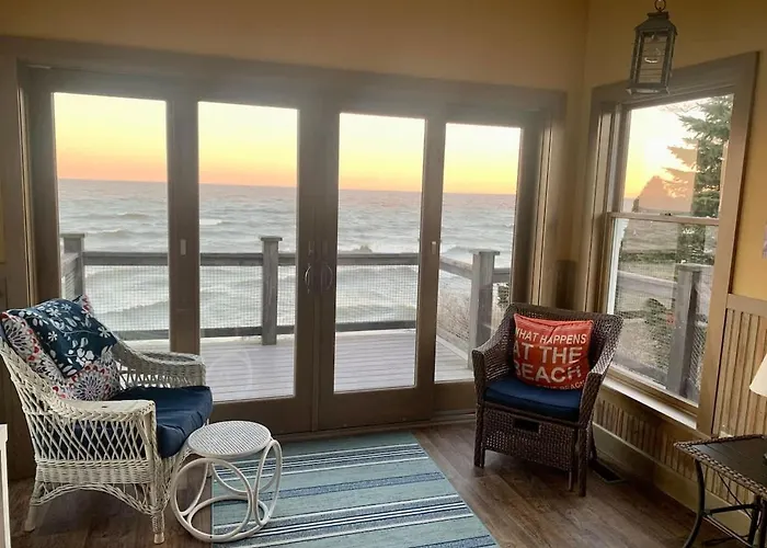The Sunset Cottage - Lakefront With Private Beach