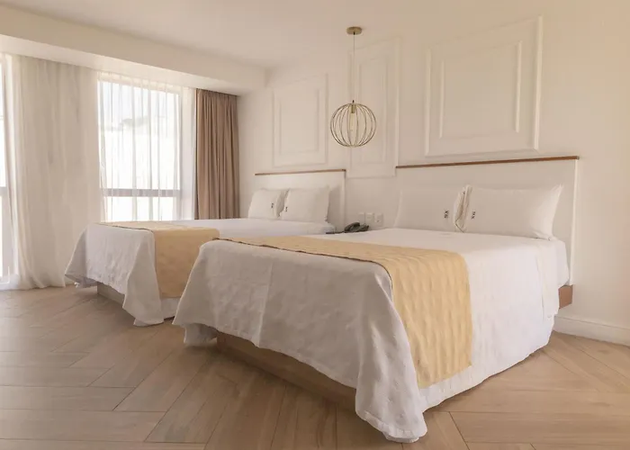 Six Hotel Guadalajara Degollado