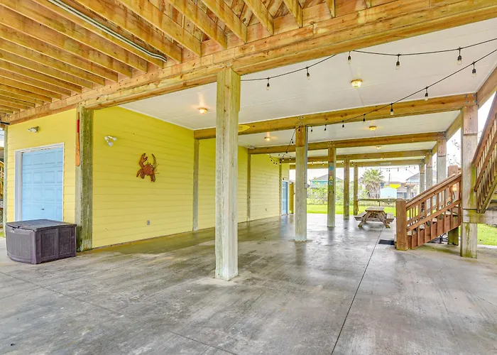 Walk To Shore: Crystal Beach Family Home W/ Deck!