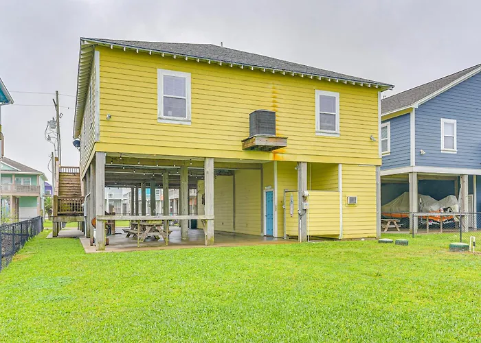 Walk To Shore: Crystal Beach Family Home W/ Deck!