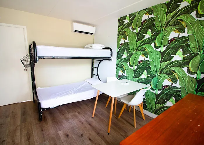 Waikiki Beachside Hostel