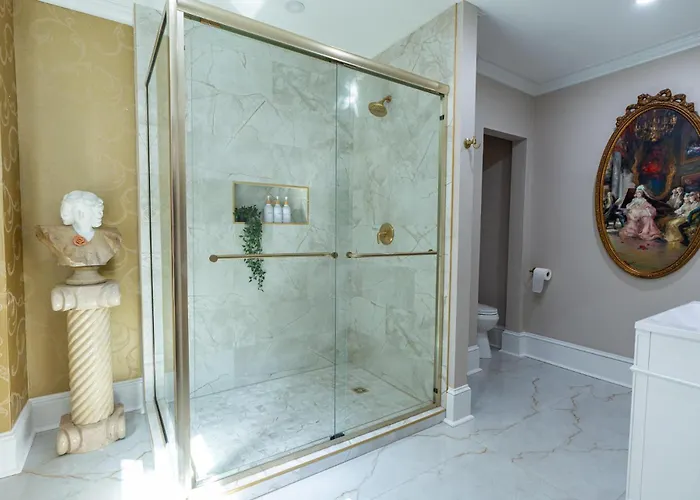Chateau Connelsville Renaissance Era Suite
