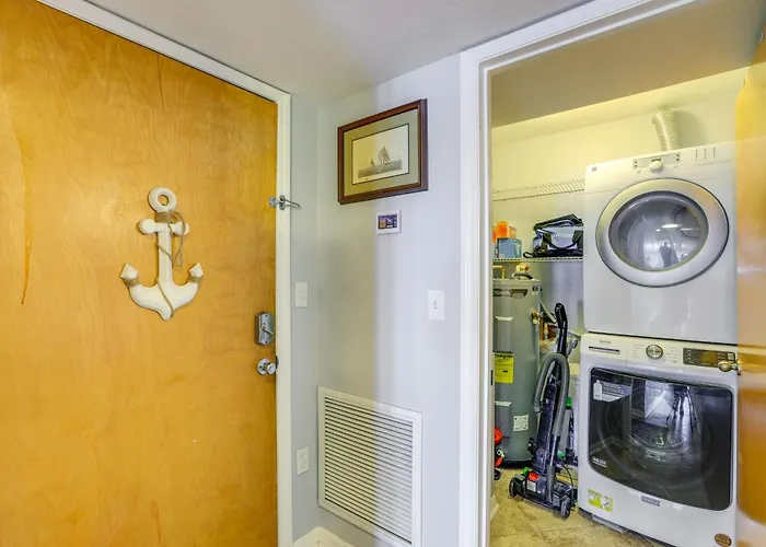 Walkable Beachfront Retreat On Cedar Key!
