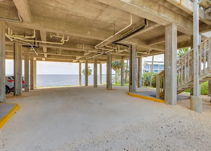 Walkable Beachfront Retreat On Cedar Key!