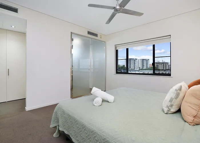 Vibrant Waterfront Lagoon Views Walk To Cafes & Bbq