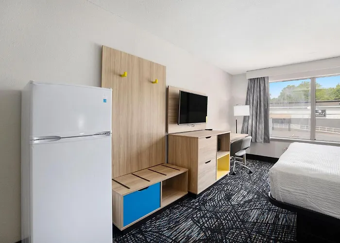 Days Inn & Suites By Wyndham Norton Shores Muskegon