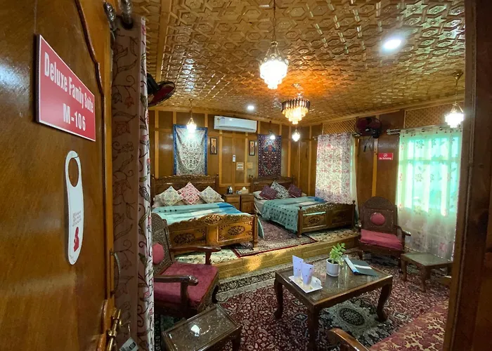 Movie Land Group Of House Boats