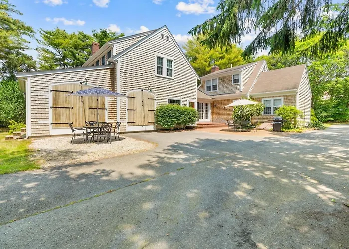 Gorgeous Home 1 Mile To Beach And Near Cape Cod Bikepath
