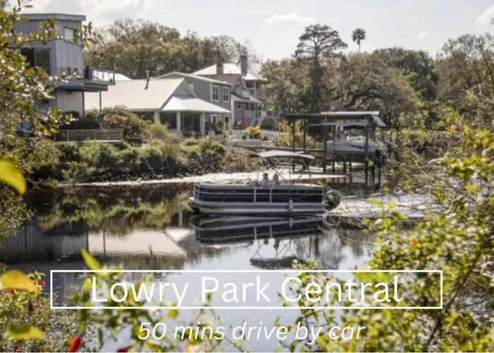 1 Block To Downtown - 7 Min To Beach - King Bed & Free Parking