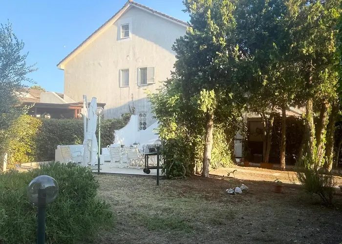 Villetta Tina a 50 m dal Mare -Residence -Ampio Giardino Privato- Parking