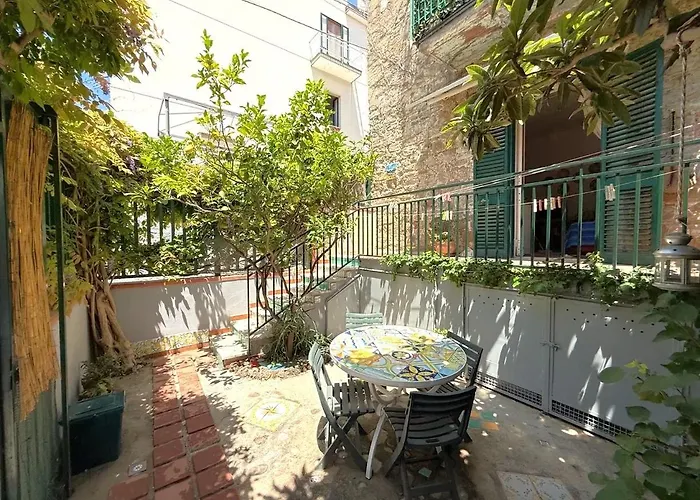 Historical Center With Garden "The Beach And The Cliff" 4