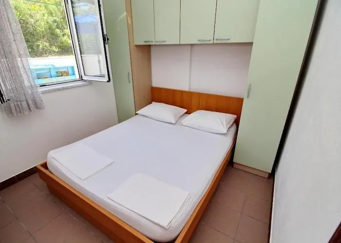 Apartments Neven - One Bedroom Apartment With Terrace And Garden View A2