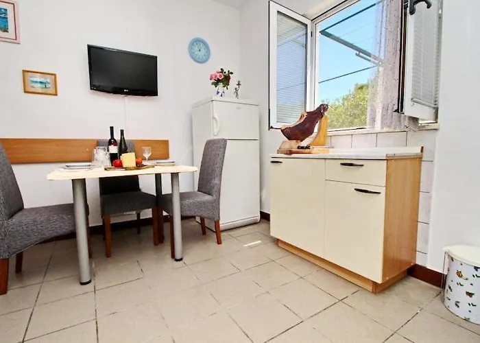 Apartments Neven - One Bedroom Apartment With Terrace And Garden View A2