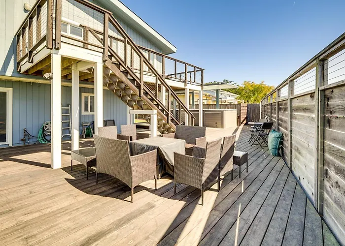 Walk To Poplar Beach: Cozy Coastal Getaway W/ Yard