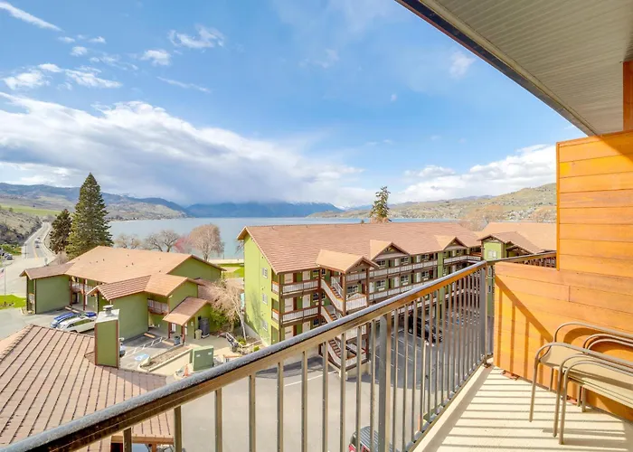 Unique Top-Level Condo With Amazing Lake Views!