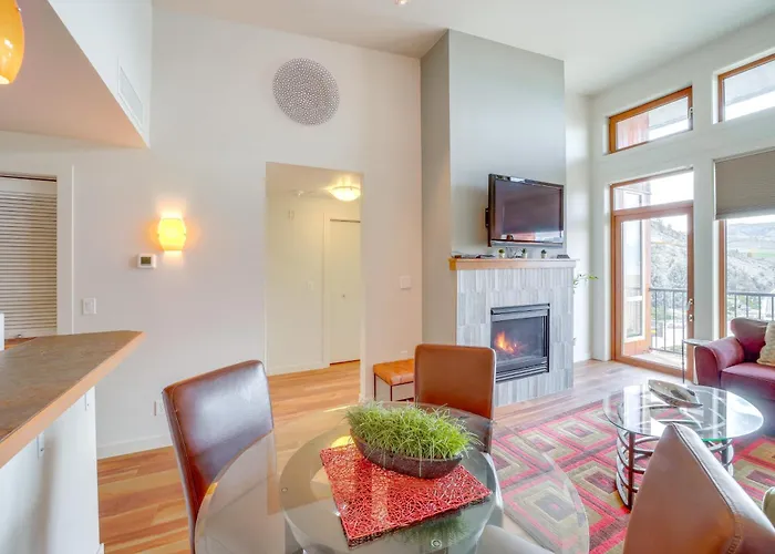 Unique Top-Level Condo With Amazing Lake Views!