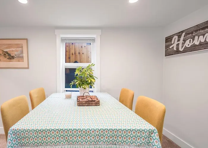 Bright 2Br Home - 2 Baths In West Point Grey