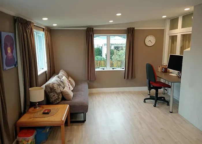 Cosy Kiwi Bach Kid And Pet Friendly Beach House