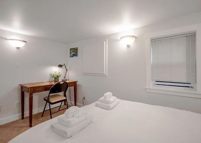 Bright 2Br Home - 2 Baths In West Point Grey