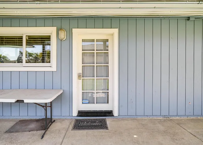 Walk To Poplar Beach: Cozy Coastal Getaway W/ Yard