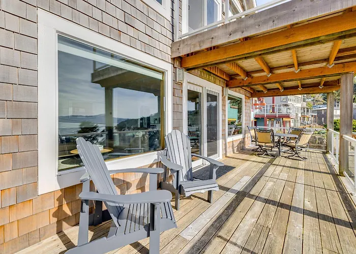 Oceanside Escape W/ Stunning Views: Walk To Beach!