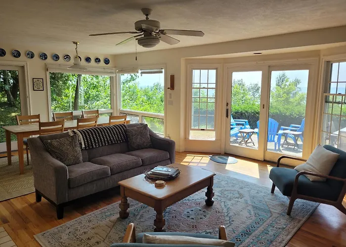 Great Lakes Getaway - Incredible Lakefront!