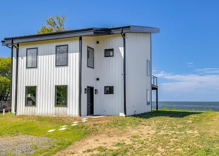 Lake Ontario Hideaway - Nature & Stillness Await!