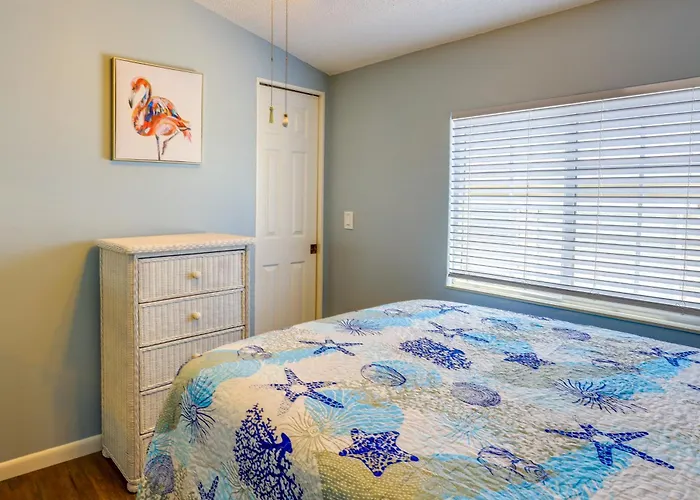Pool Access, Walk To Beach! Cozy Jensen Beach Home
