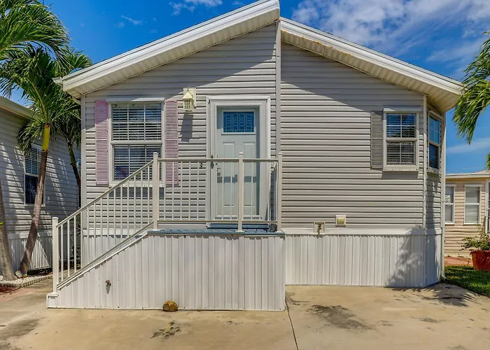 Pool Access, Walk To Beach! Cozy Jensen Beach Home