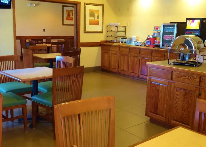 Country Inn & Suites By Radisson, West Bend, Wi