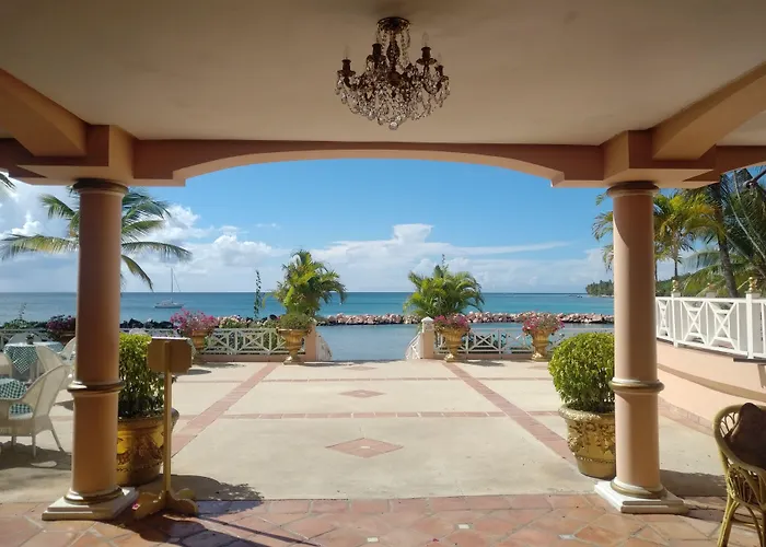 Coco Reef Resort & Spa