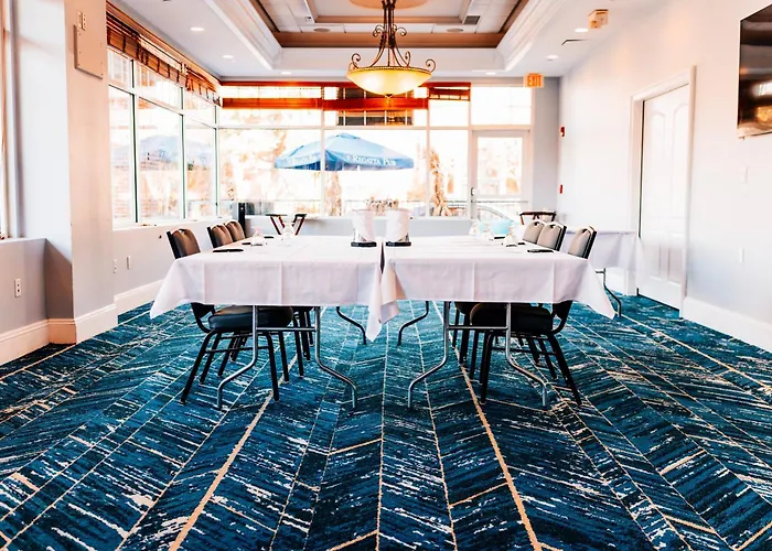 Salem Waterfront Hotel & Suites