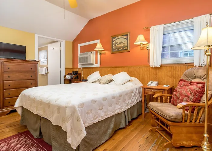 Highland Lake Inn & Resort - Flat Rock