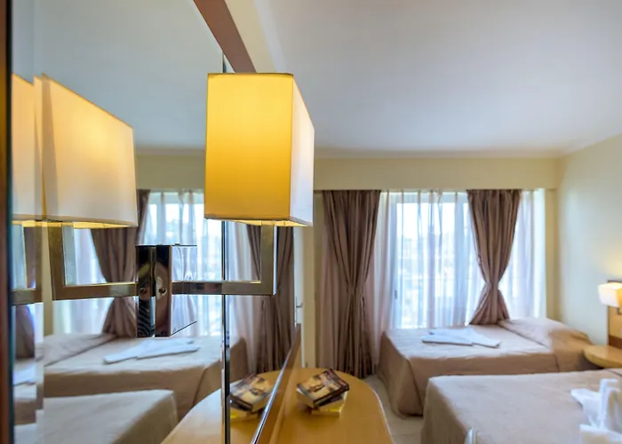 Manousos City Hotel