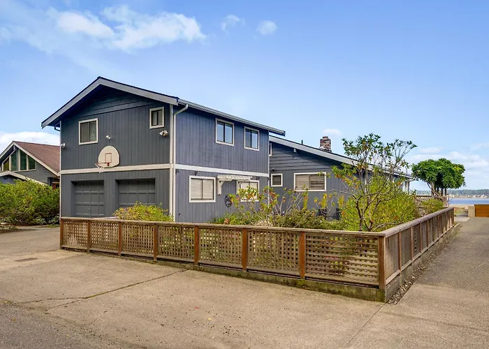 Beachfront Whidbey Island Home + Apartment!
