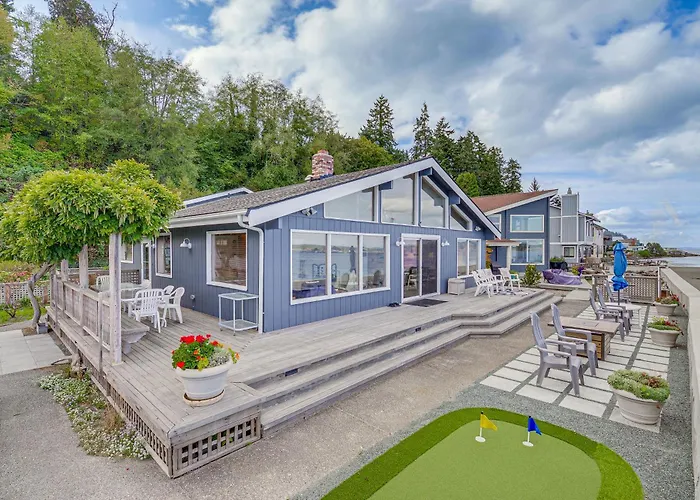 Beachfront Whidbey Island Home + Apartment!