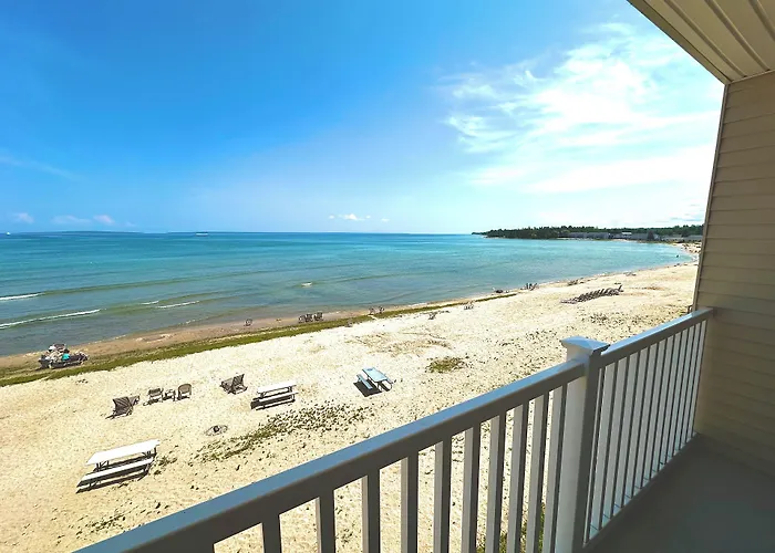 Mackinaw Beach And Bay Inn & Suites