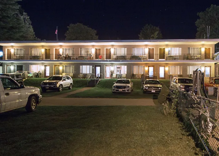 Half Moon Motel & Cottages
