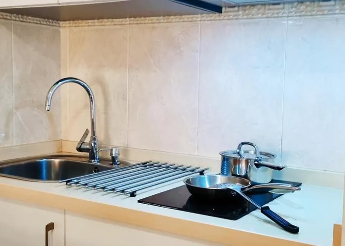 Apartamento rojo con vistas al mar