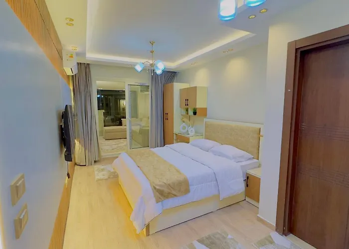 Ultra Luxury 3Br With Pools ,Sports ,Dining In Gated Compound, Close To All Sites