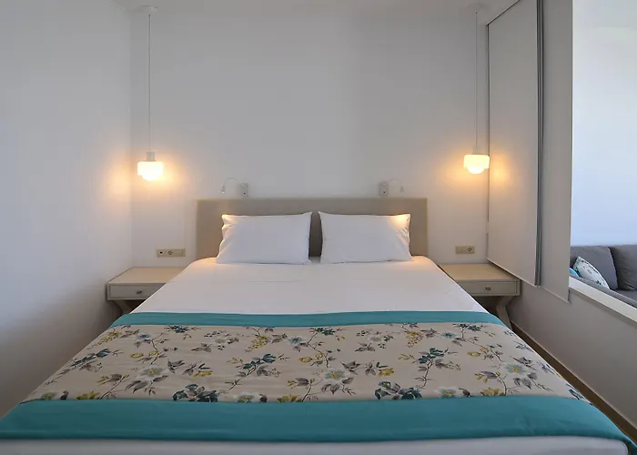 Simon Studios And Apartments